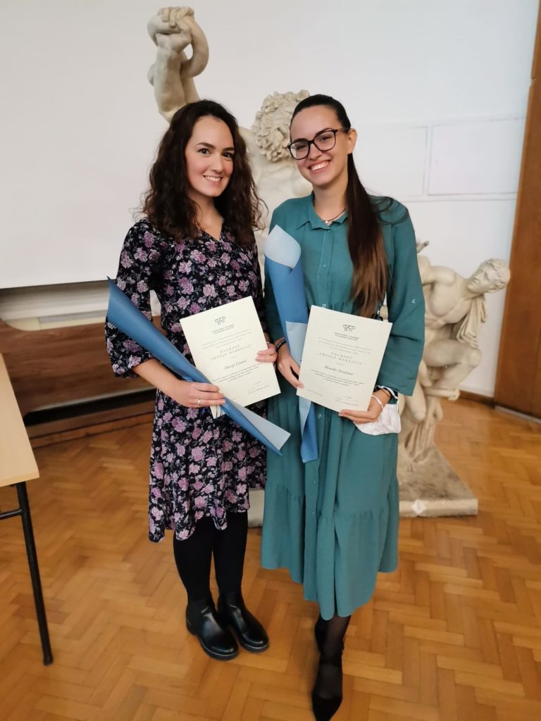 Fotografija Dobitnica nagrade Franjo Marković: studentice fonetike Daria Granić (lijevo) i Monika Dražinić (desno)